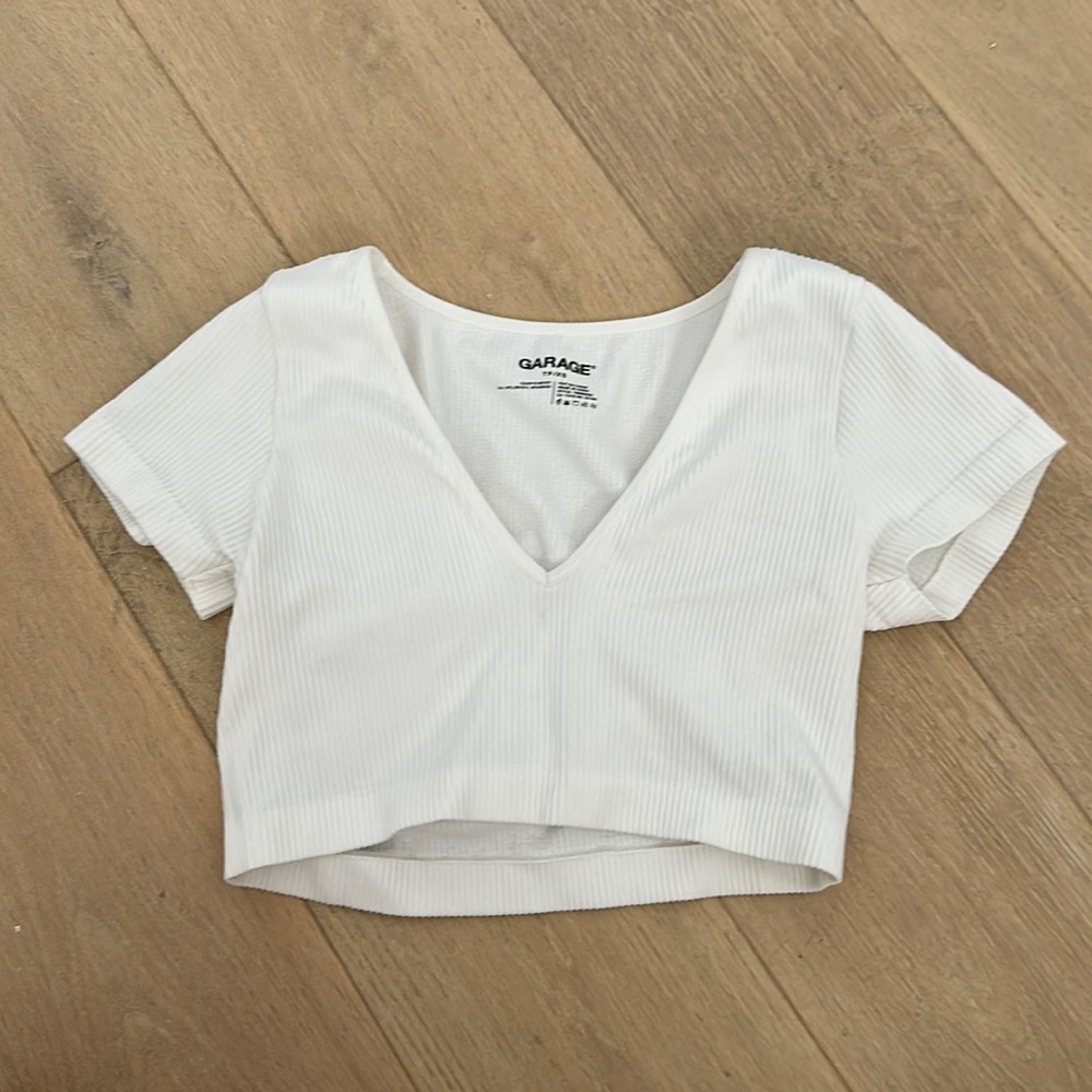 white cropped tee